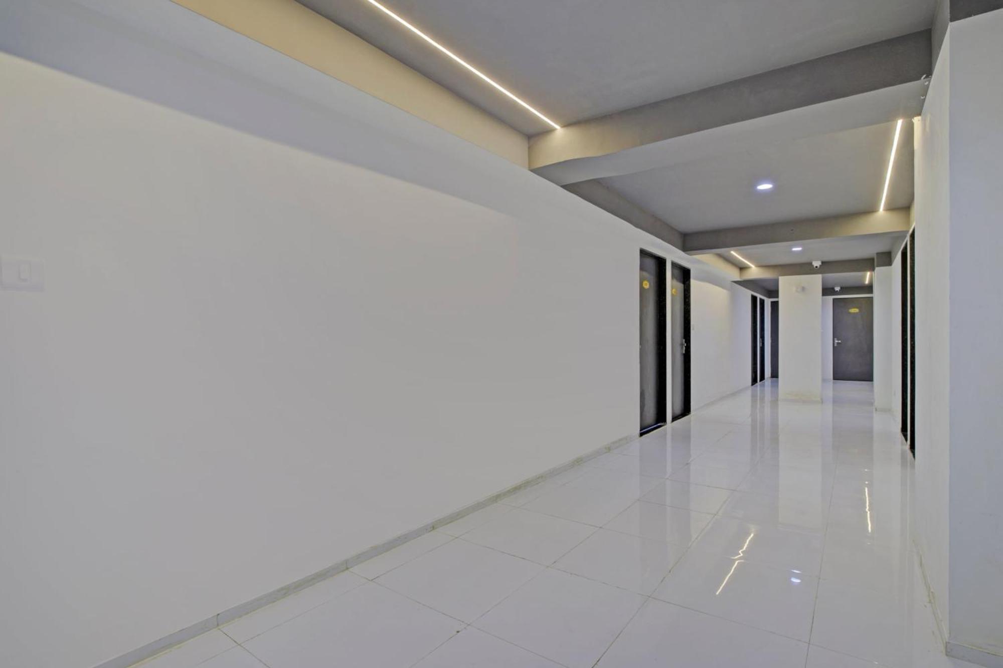 Collection O De'Pearl Hotel Surat Exterior foto