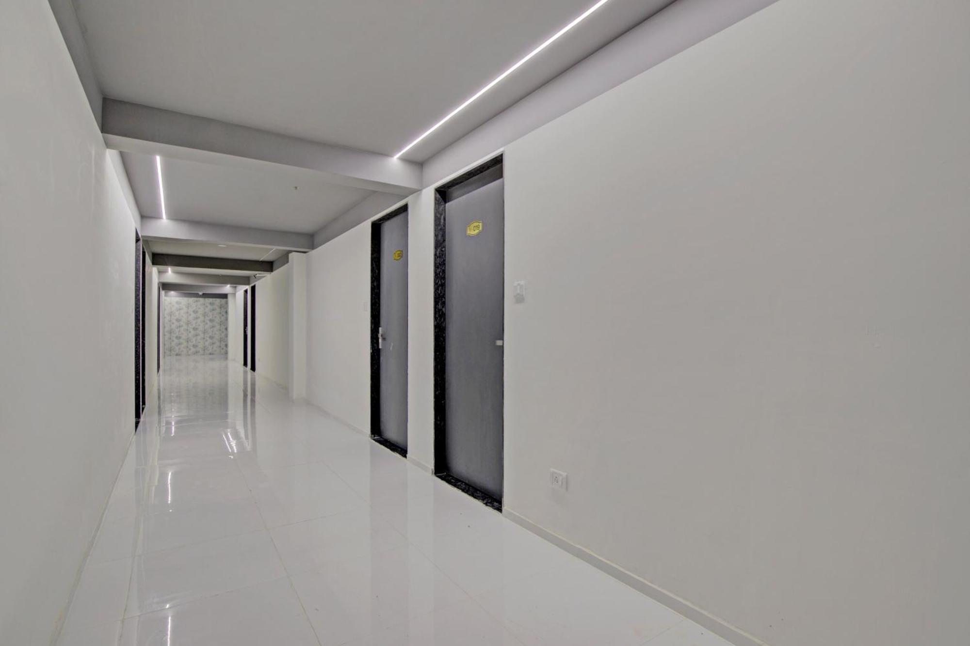 Collection O De'Pearl Hotel Surat Exterior foto