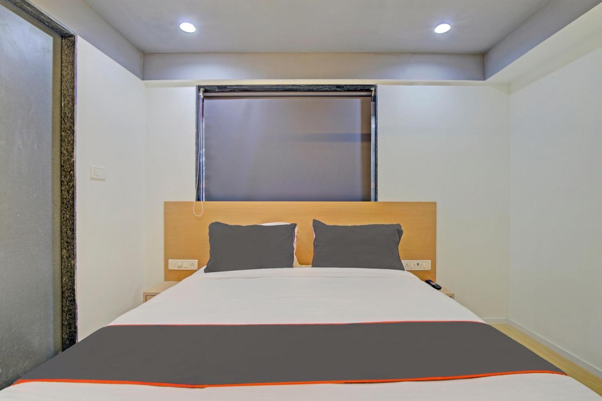 Collection O De'Pearl Hotel Surat Exterior foto