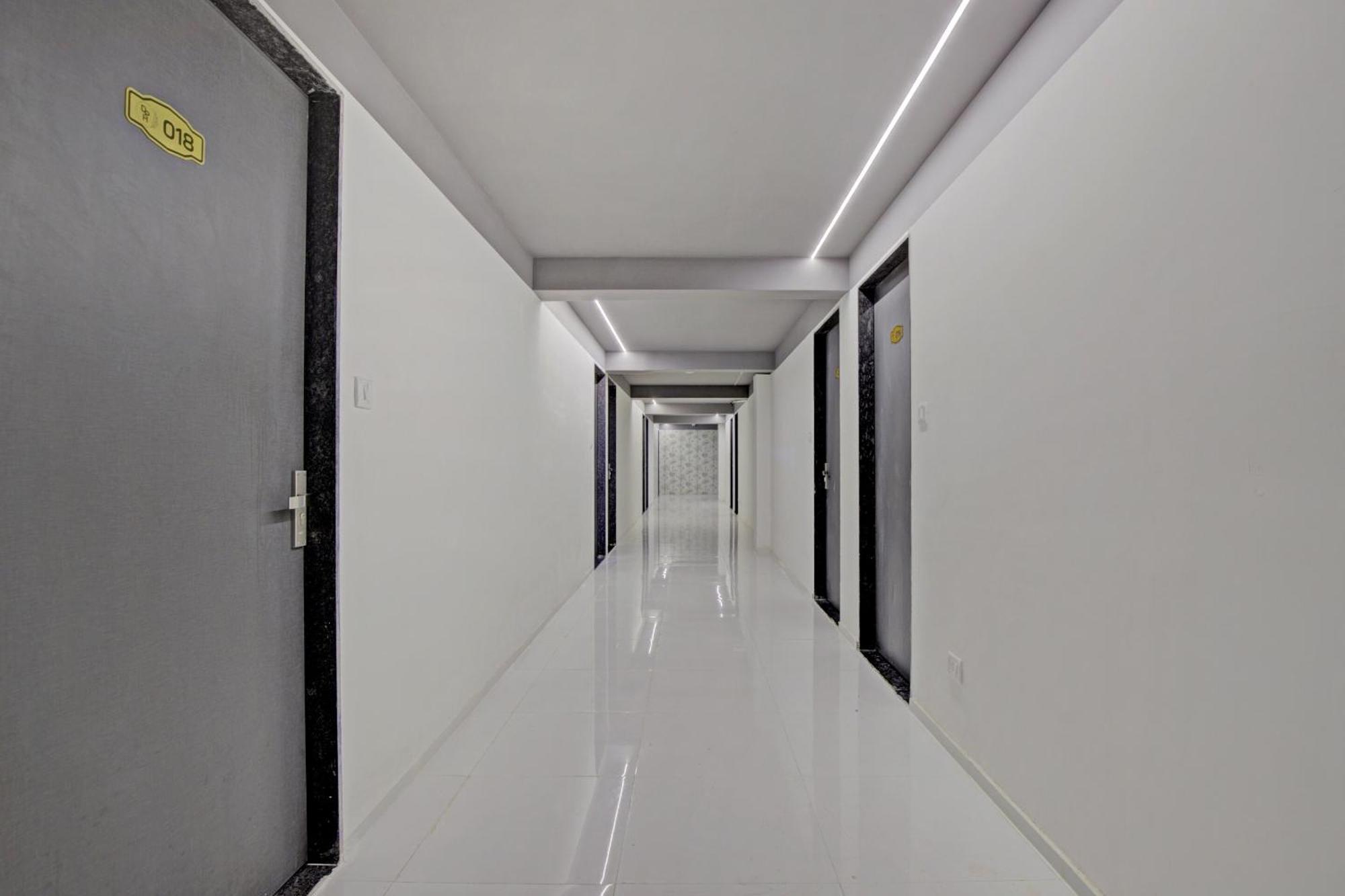 Collection O De'Pearl Hotel Surat Exterior foto
