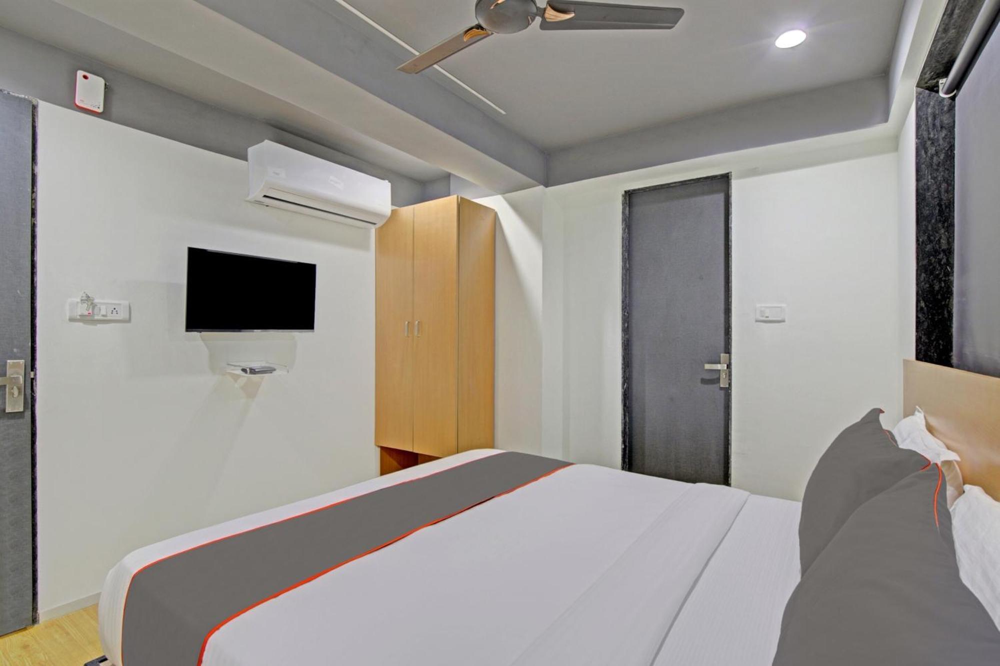 Collection O De'Pearl Hotel Surat Exterior foto