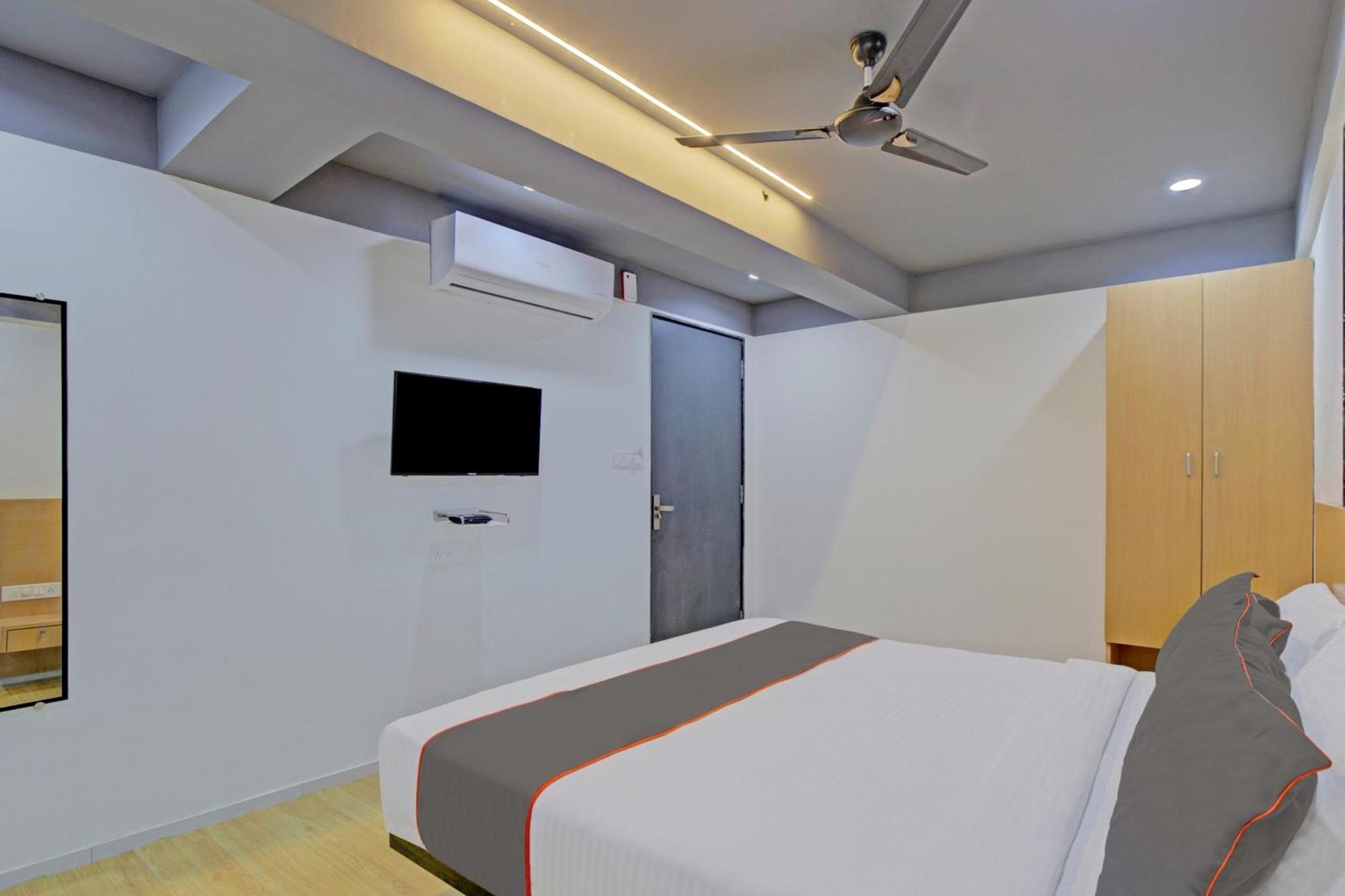 Collection O De'Pearl Hotel Surat Exterior foto
