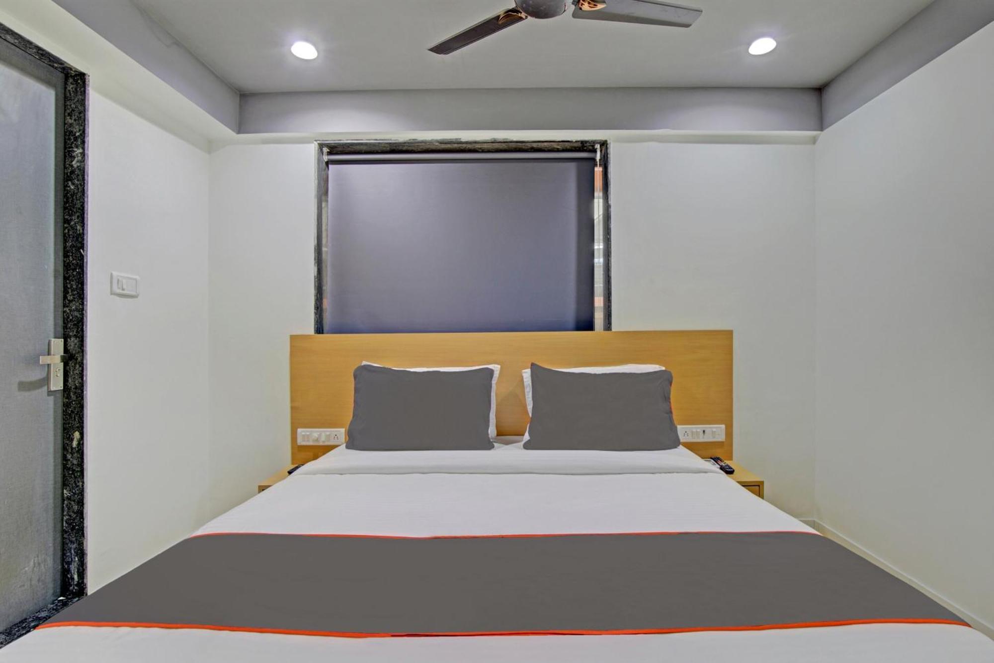 Collection O De'Pearl Hotel Surat Exterior foto