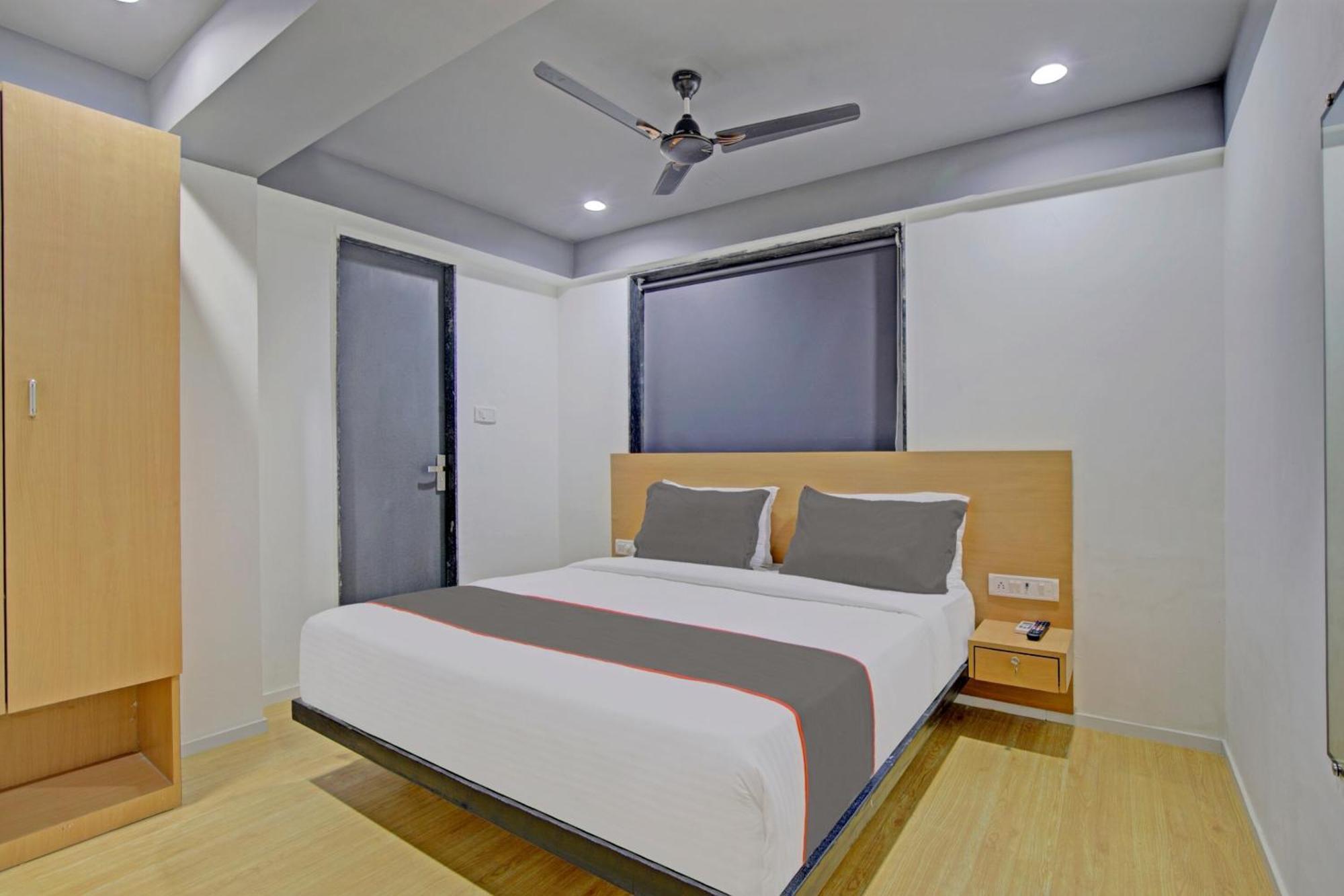 Collection O De'Pearl Hotel Surat Exterior foto