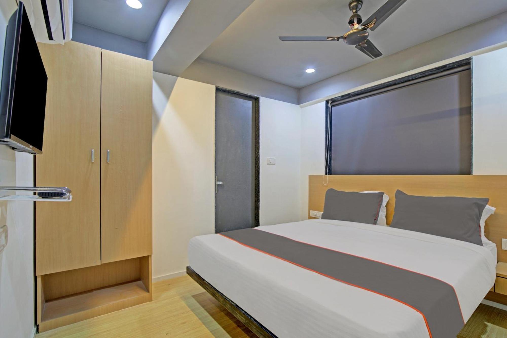 Collection O De'Pearl Hotel Surat Exterior foto